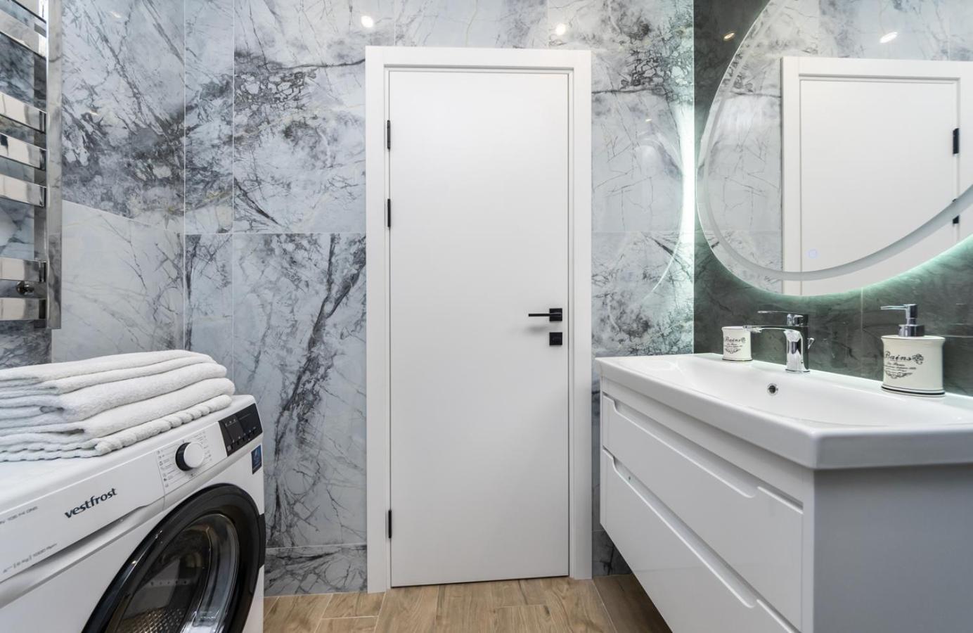 Luxury Apartment Near Metro Station Osokorky キエフ エクステリア 写真